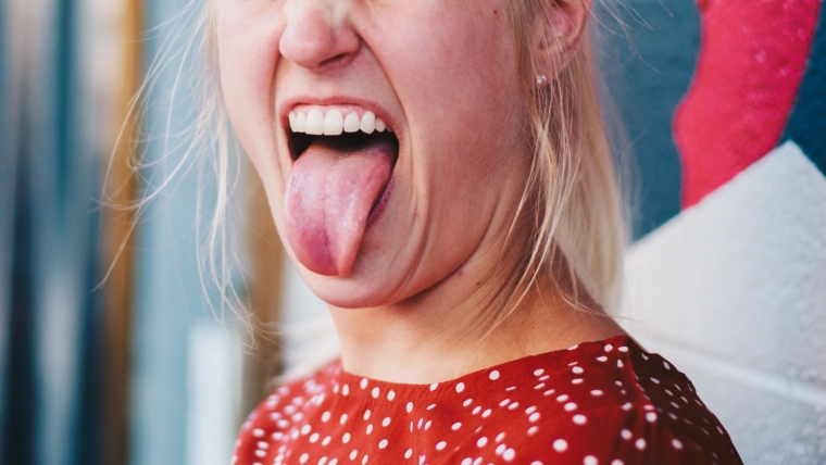 ¿Cómo limpiar la lengua? ¿Por qué es tan importante?