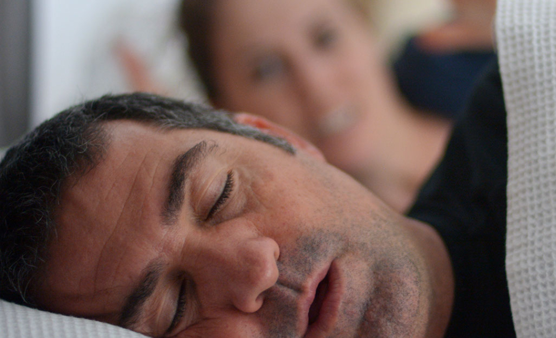 Apnea del sueño: Cómo afecta a tu pareja y cómo prevenirla