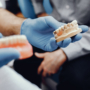 Prótesis dentales fijas: todo lo que debes saber